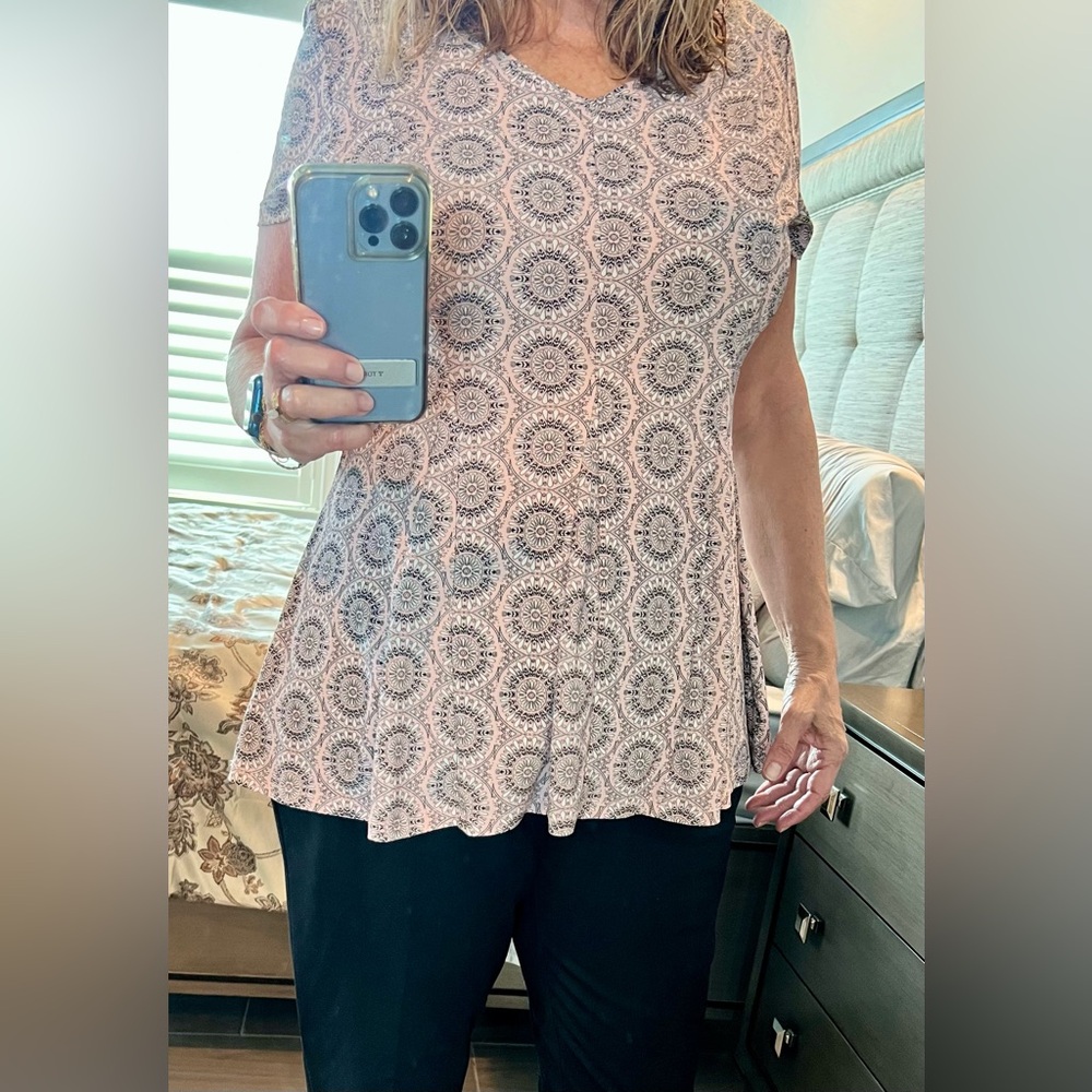 PERFECT FOR VALENTINE’S DAY!! 
Roz & Ali pink and black blouse